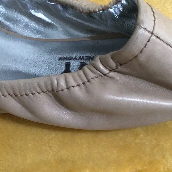 EUC DKNY “ Dasha “ Tortoise Bow Logo Flat Shoes Nude/Black - Picture 10 of 13